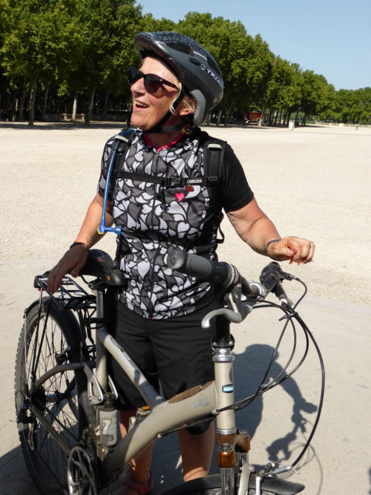 Bordeaux 2015 arrivée de Mme Bonnet avec les cyclistes de PROPS