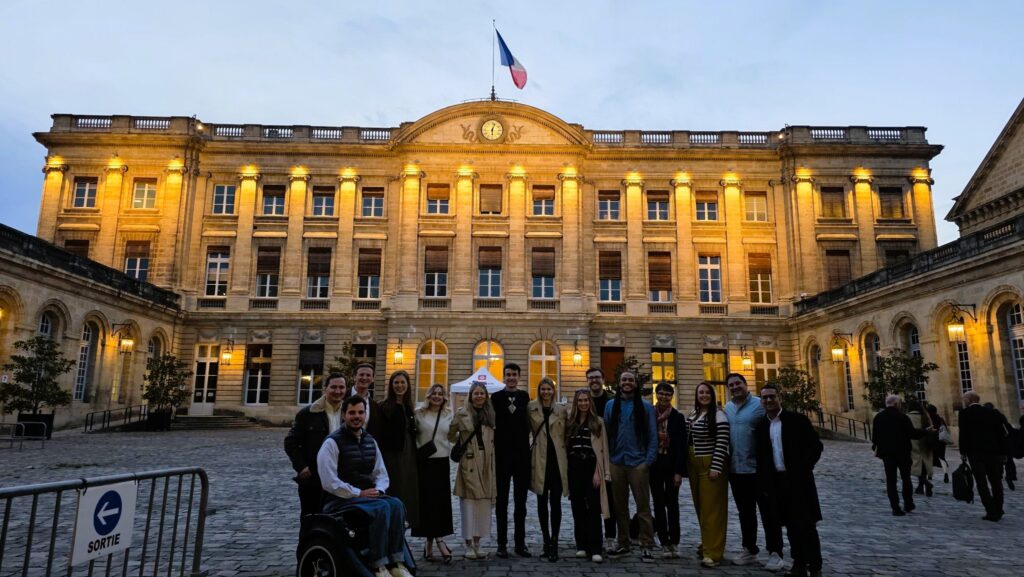 Les participants bristoliens et bordelais devant la Mairie de BORDEAUX. Photo Connor JONES, BJC