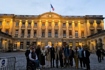 Les participants bristoliens et bordelais devant la Mairie de BORDEAUX. Photo Connor JONES, BJC